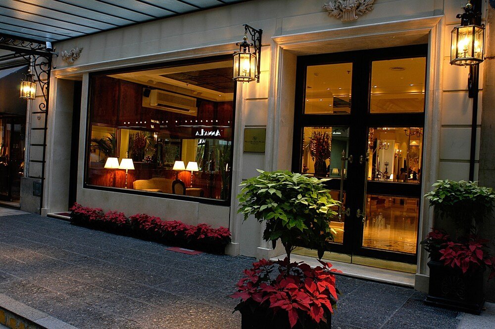 Hotel entrance with a large glass window at Meliá Recoleta Plaza