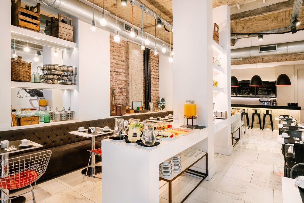 Modern cafe with a brick wall at Principado Downtown